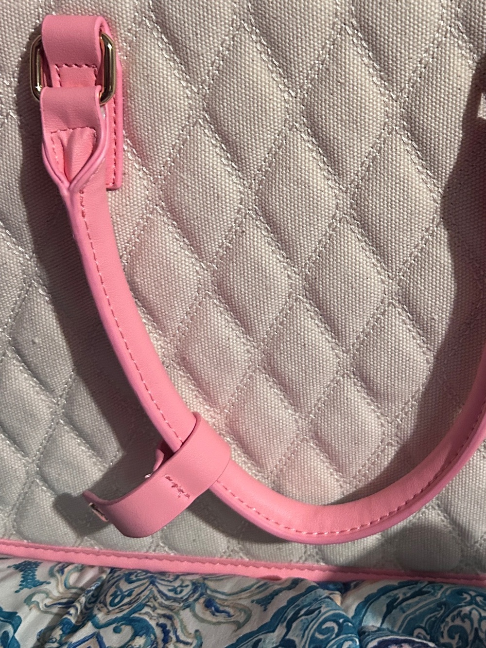 Betsey Johnson Cream and Pink Quilted Tote Beach umbrella tote w Scarf Charm - Picture 6 of 13